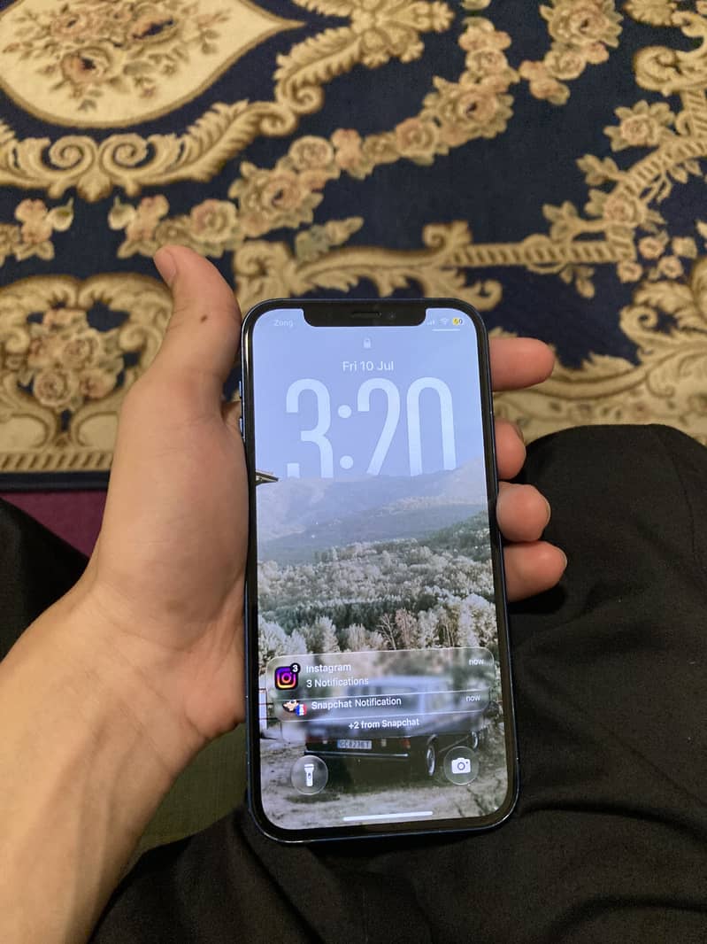 Apple iPhone 12 4