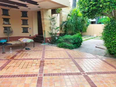 ONE KANAL BEAUTIFULL HOUSE AVAILABLE FOR RENT IN DHA PHASE 4