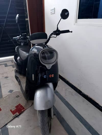 Scooty EVEE Nisa Black 