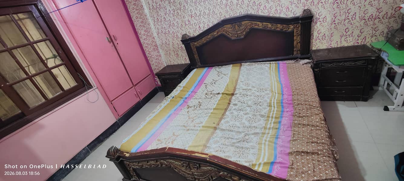 ڈبل بیڈ + 2 سائیڈ ٹیبل + گدا فروخت کے لیے 1