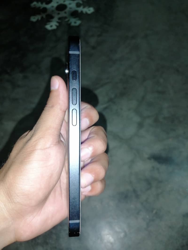 Apple iPhone 16e 3