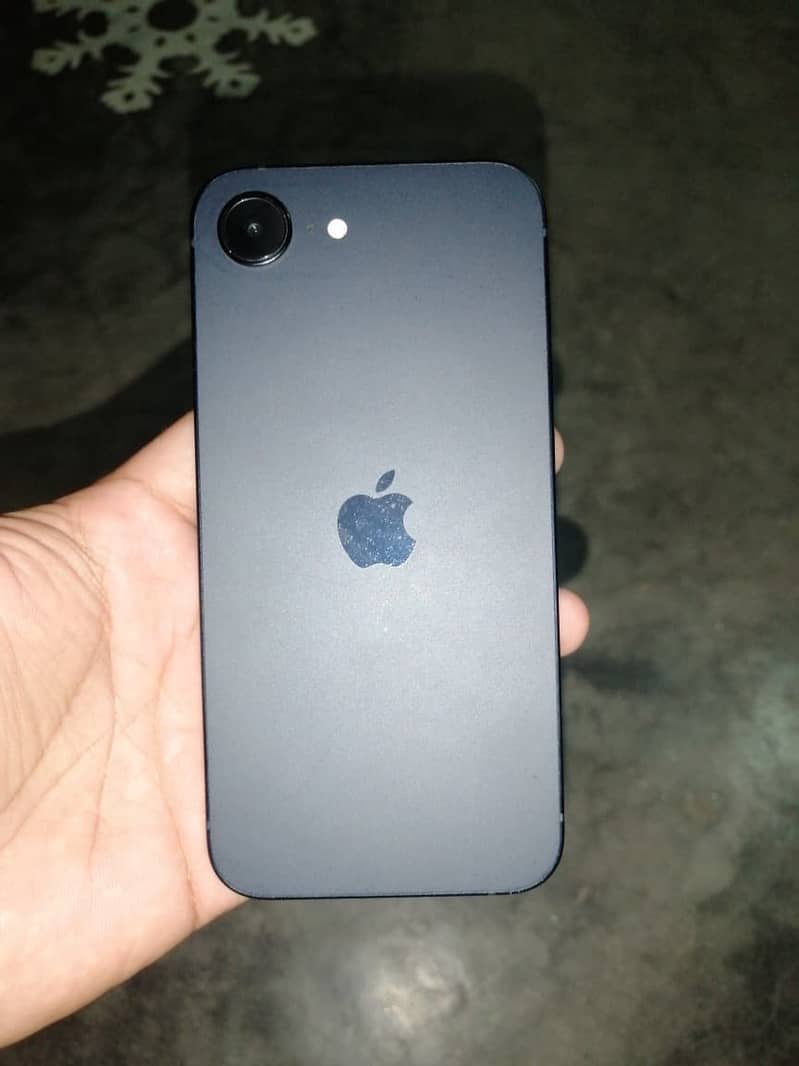Apple iPhone 16e 4
