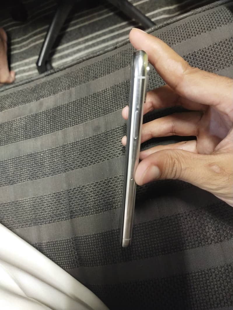 iPhone X 4