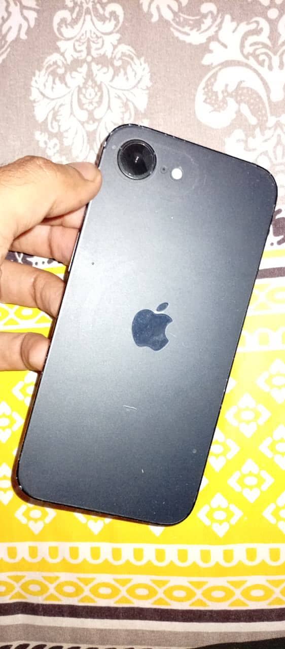 Apple iPhone 16e 0