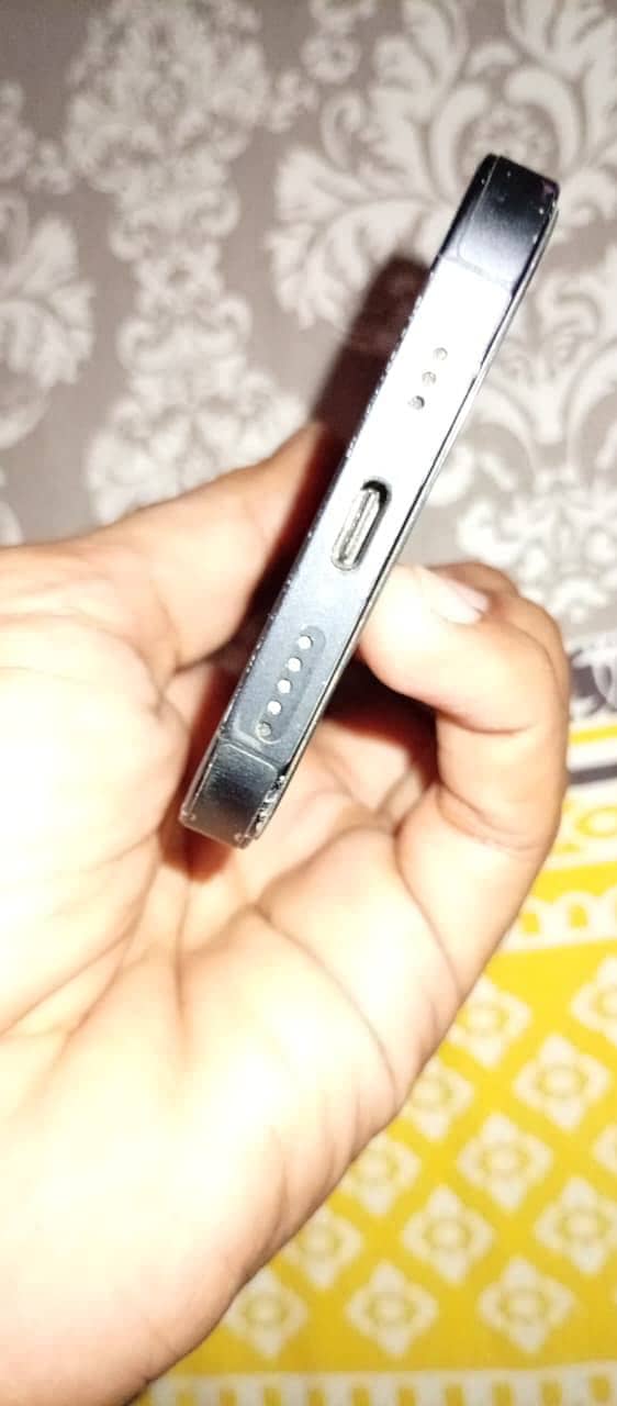 Apple iPhone 16e 1
