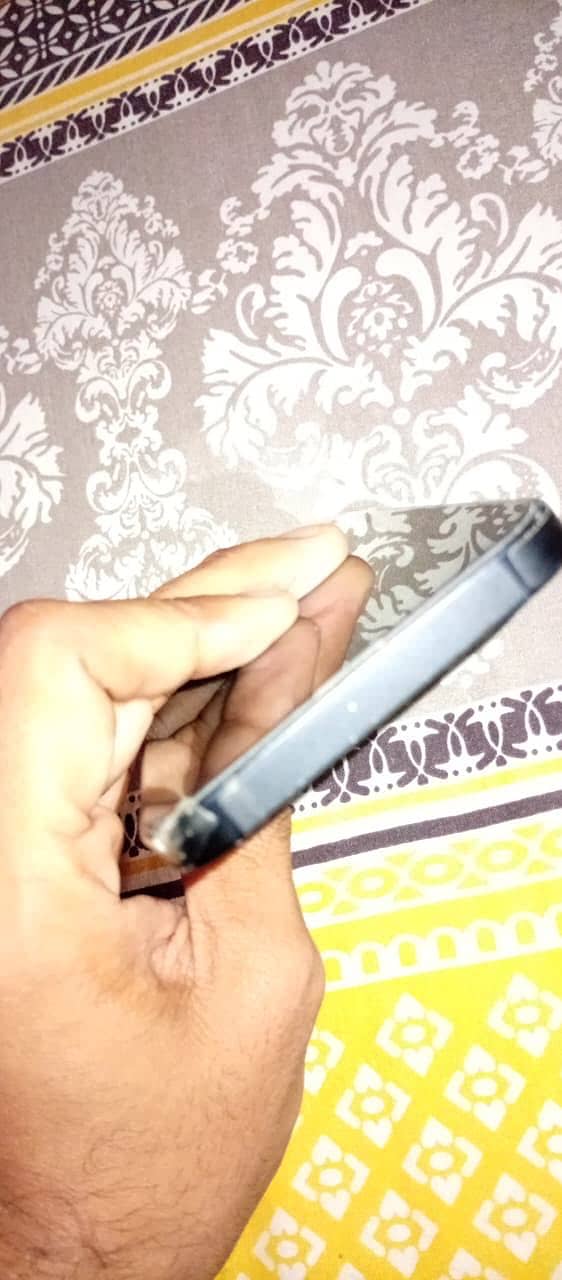 Apple iPhone 16e 2