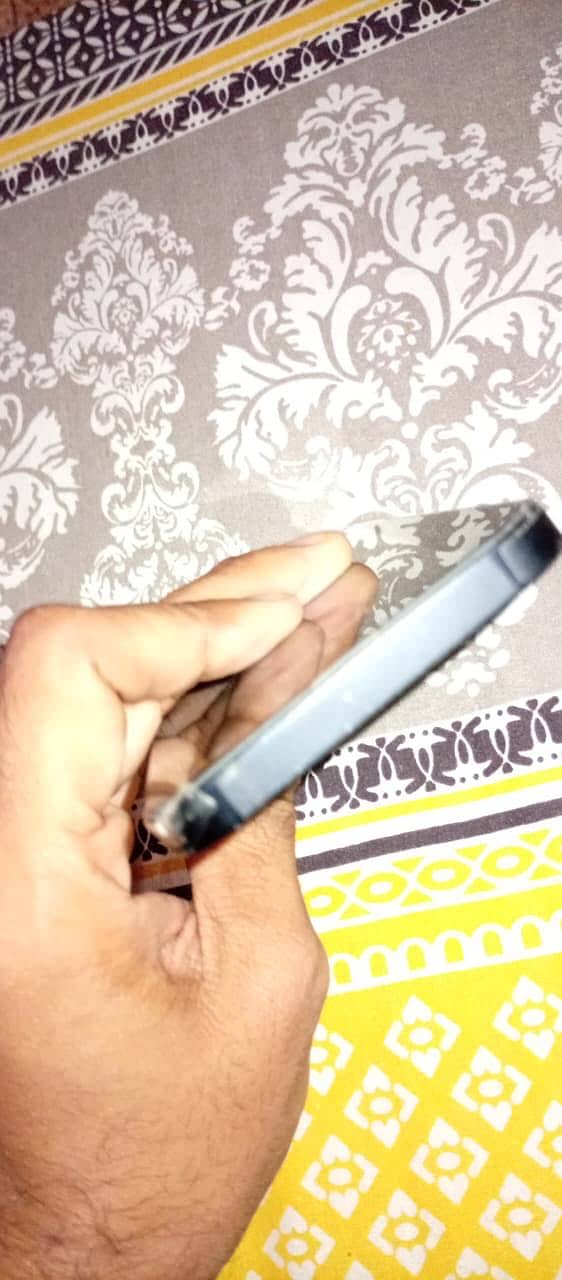 Apple iPhone 16e 3