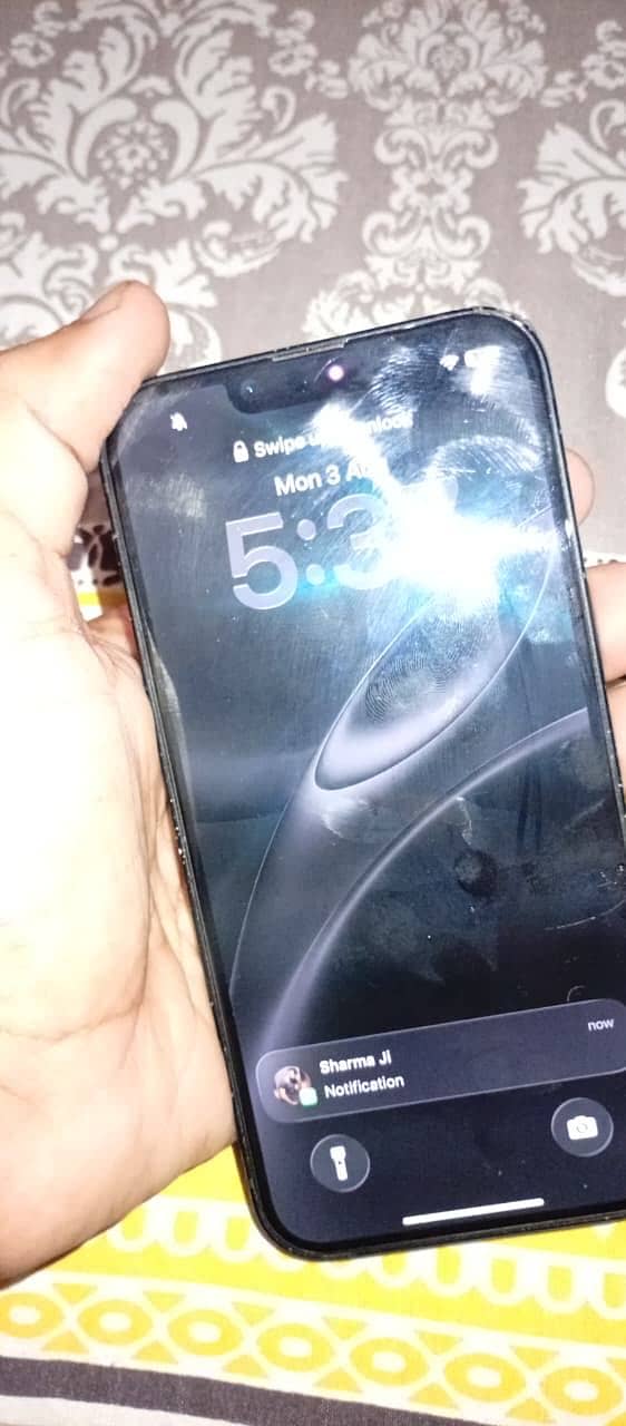 Apple iPhone 16e 4