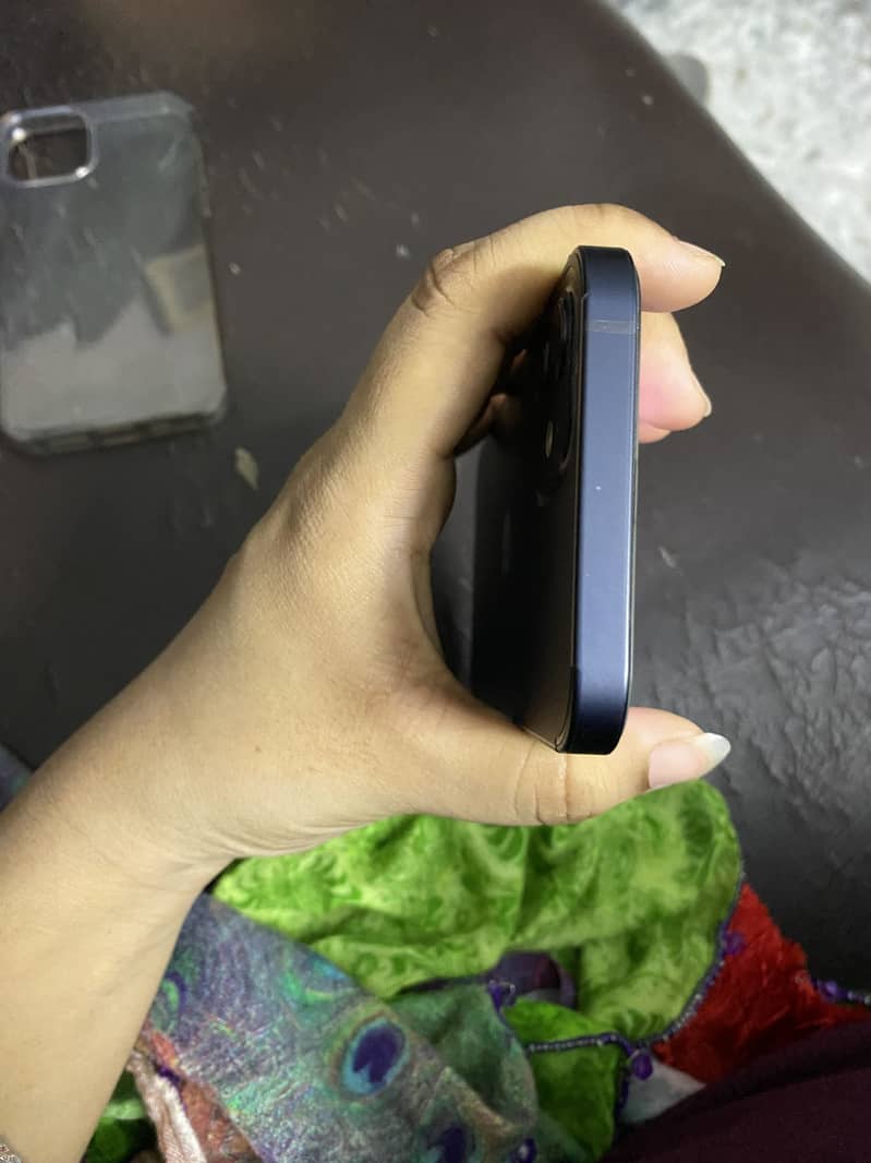 Apple iPhone 12 4