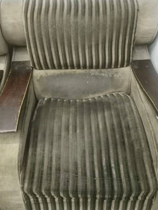 4 Seater Sofa Set - Solid Frame (Low Budget / Needs Covers) 3