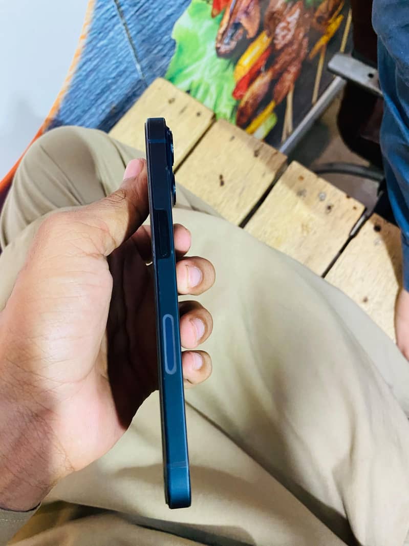 Apple iPhone 13 2