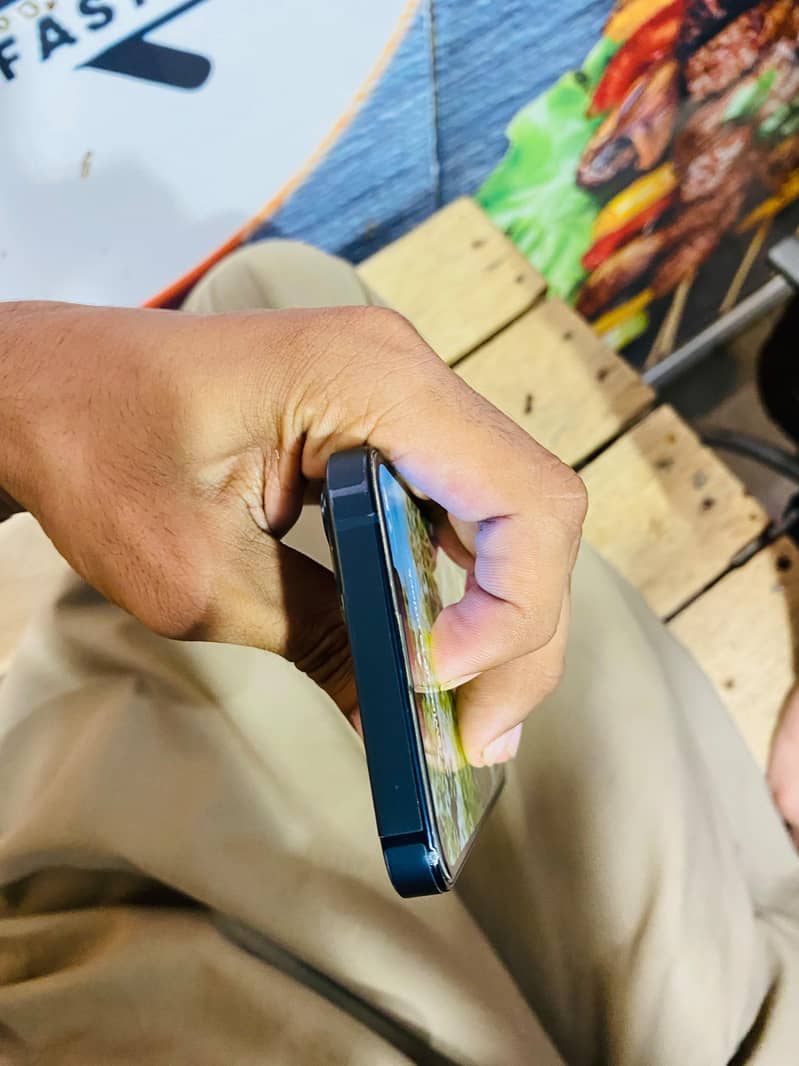 Apple iPhone 13 5