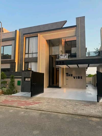 10 Marla Luxury House is Available for Rent in Bahria Town Lahore