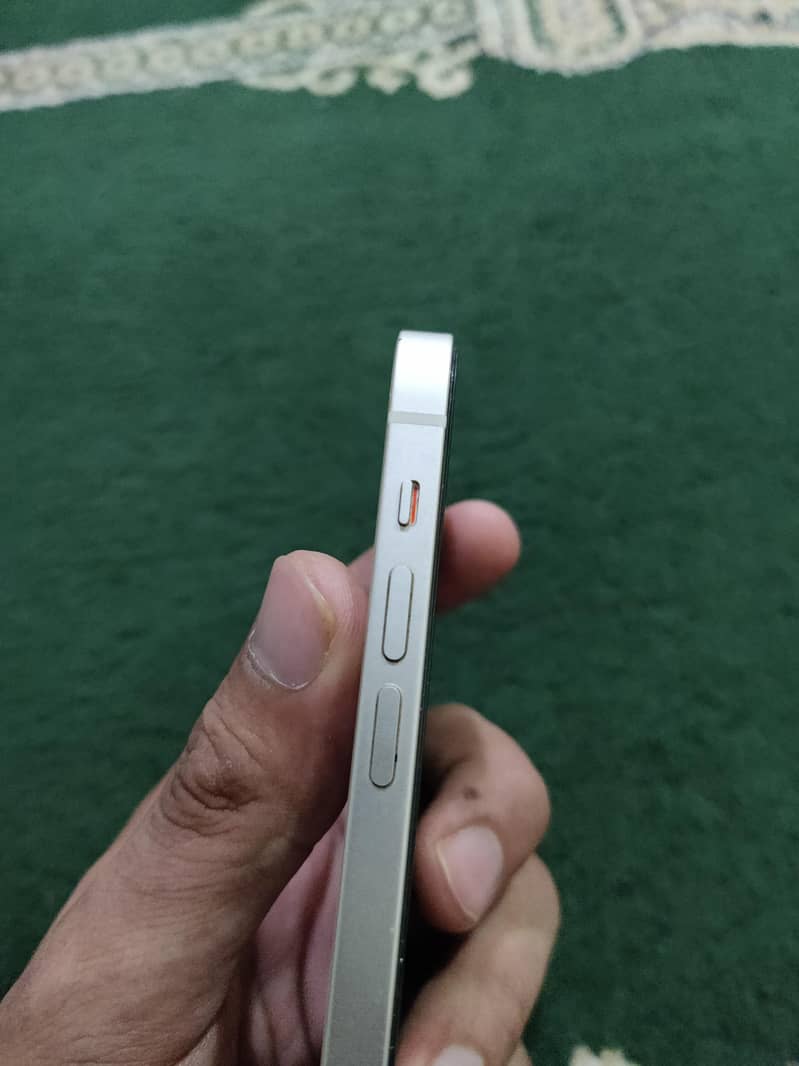 Apple iPhone 12 4