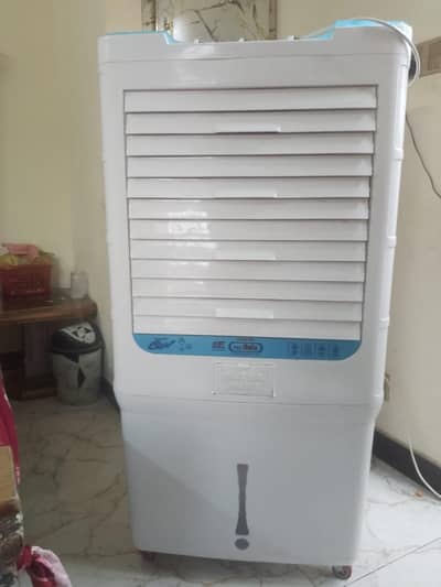 Urgent sale Ac lagvaya 10 days pahly liya tha only serious person cont