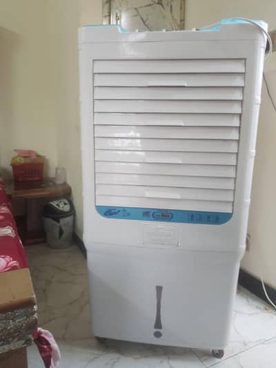 urgent sale 10 days hovy liya hai Ac lgaya ais leay sale