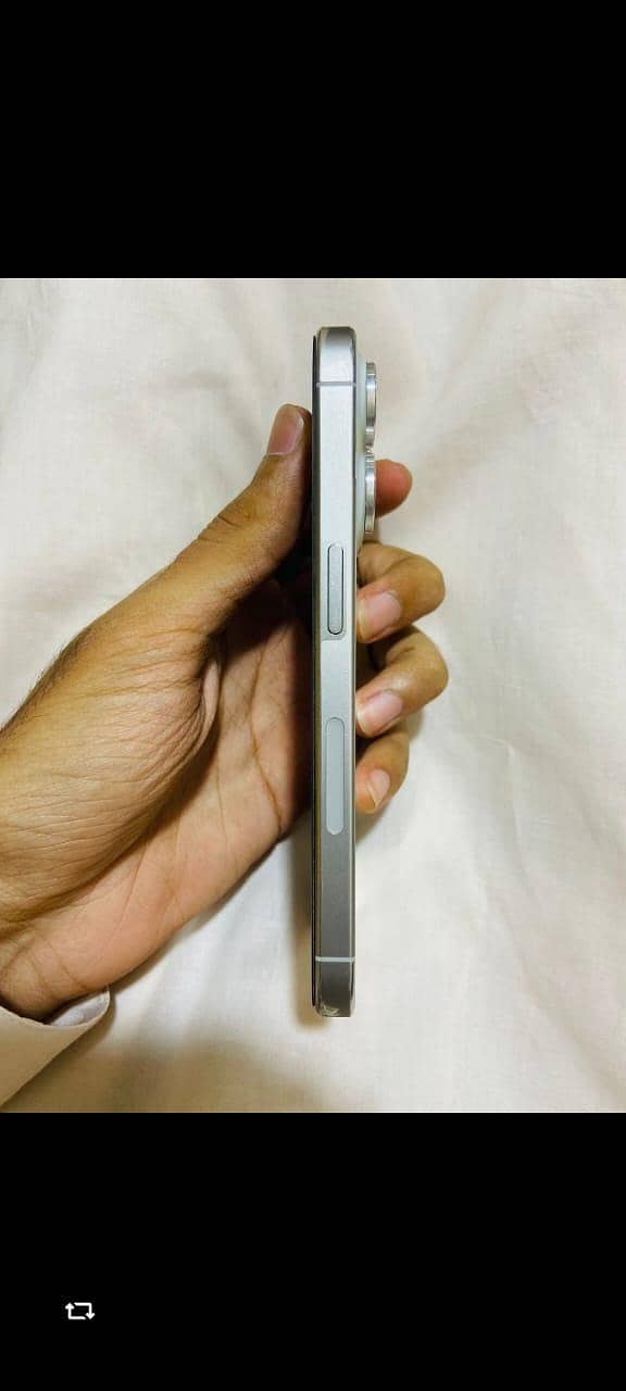 Apple iPhone 15 Pro 3