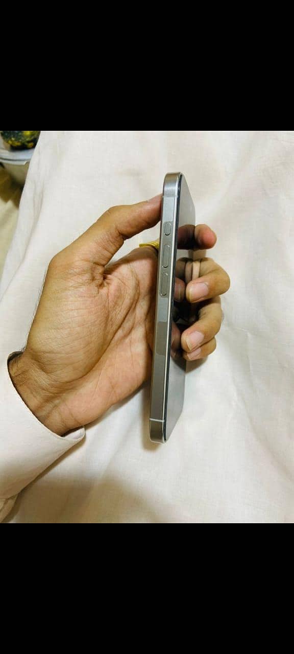 Apple iPhone 15 Pro 4