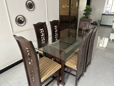 6 SEATER WOODEN DINNING TABLE FOR SALE