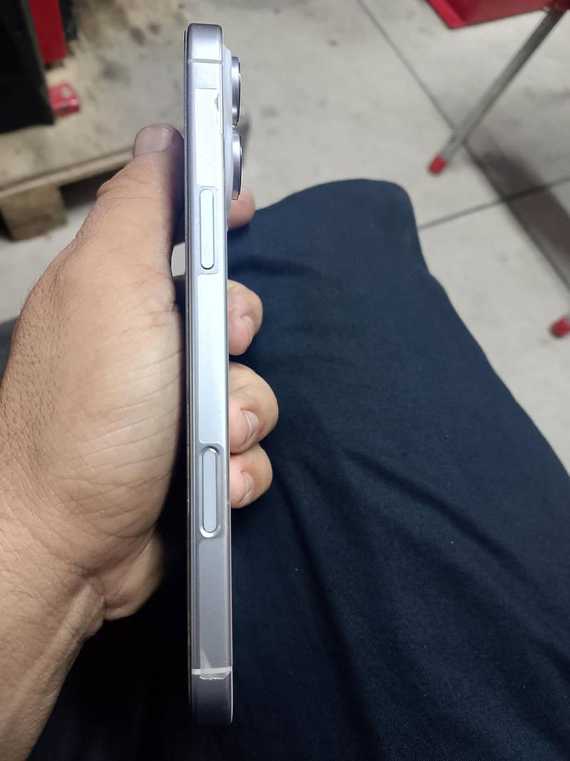 Apple iPhone 16 Pro Max 2