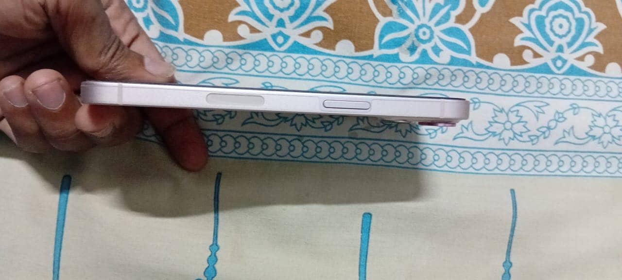 iPhone 13 4