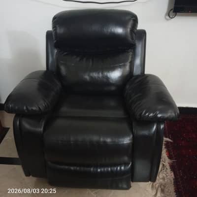 single-seater black leather recliner chair
