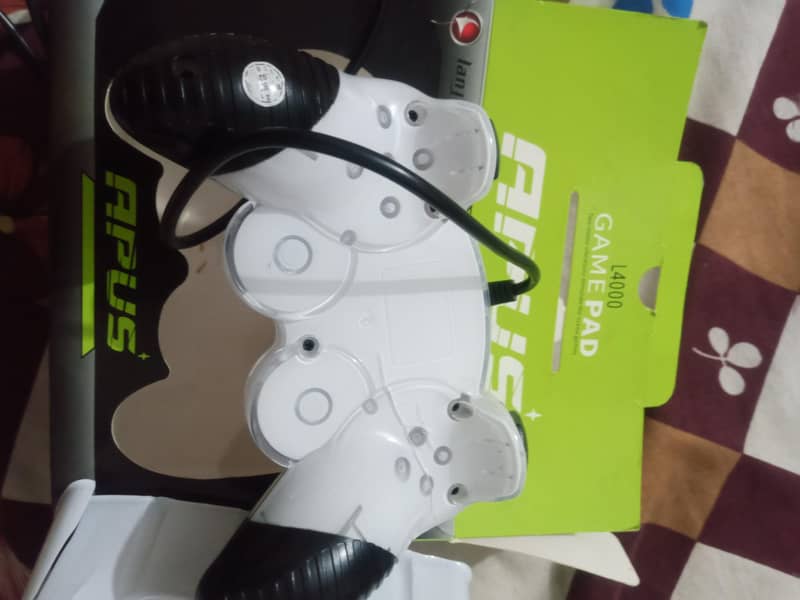 L4000 game controller 1