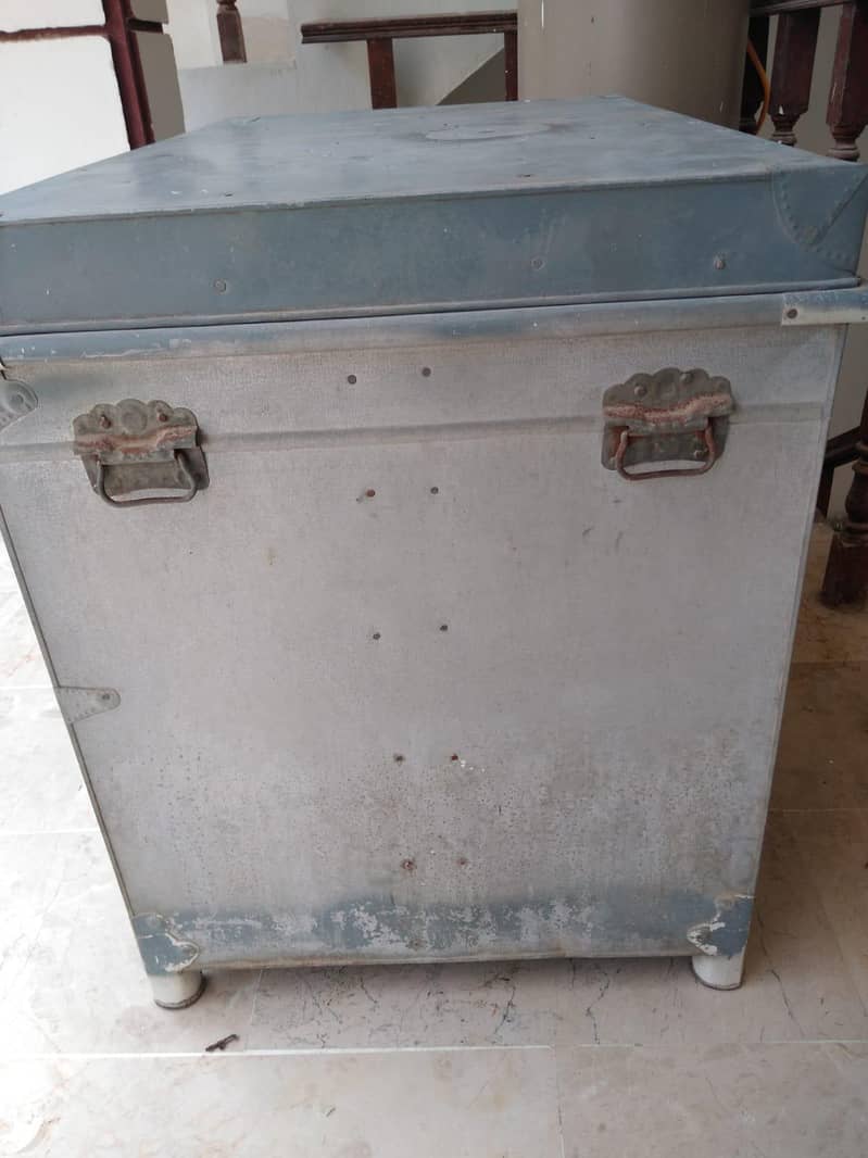 storage trunk 7
