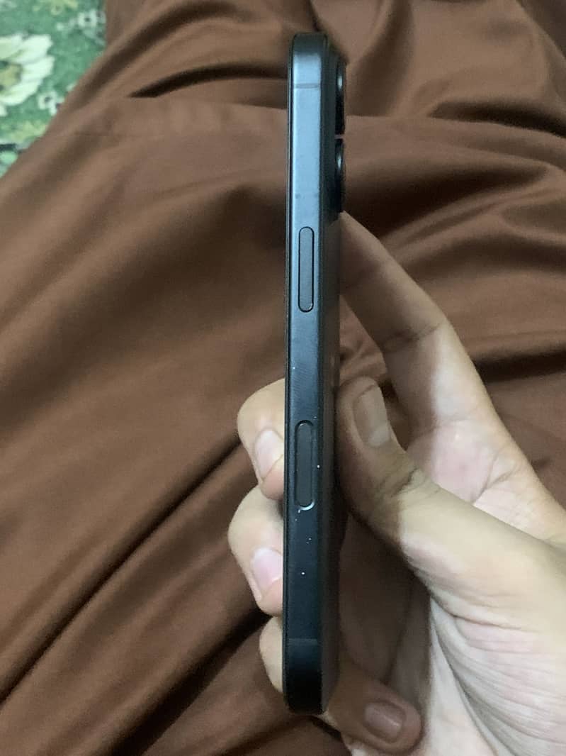 Apple iPhone 16 4