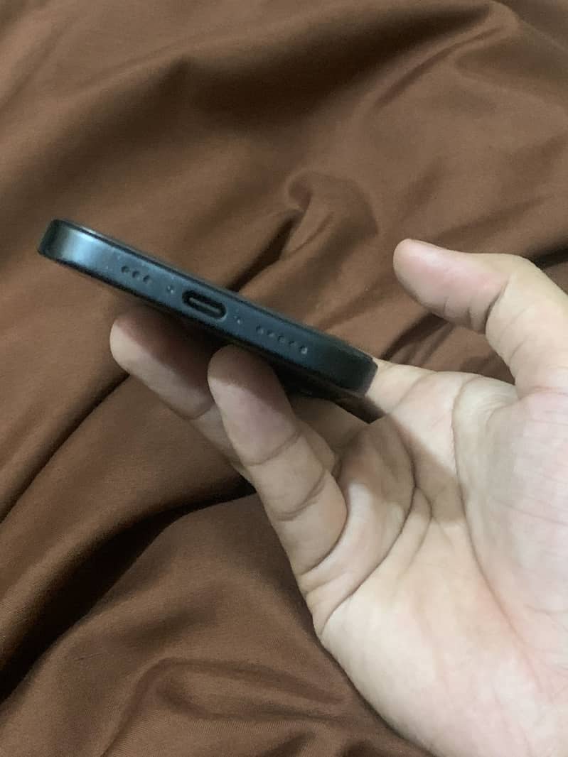 Apple iPhone 16 7