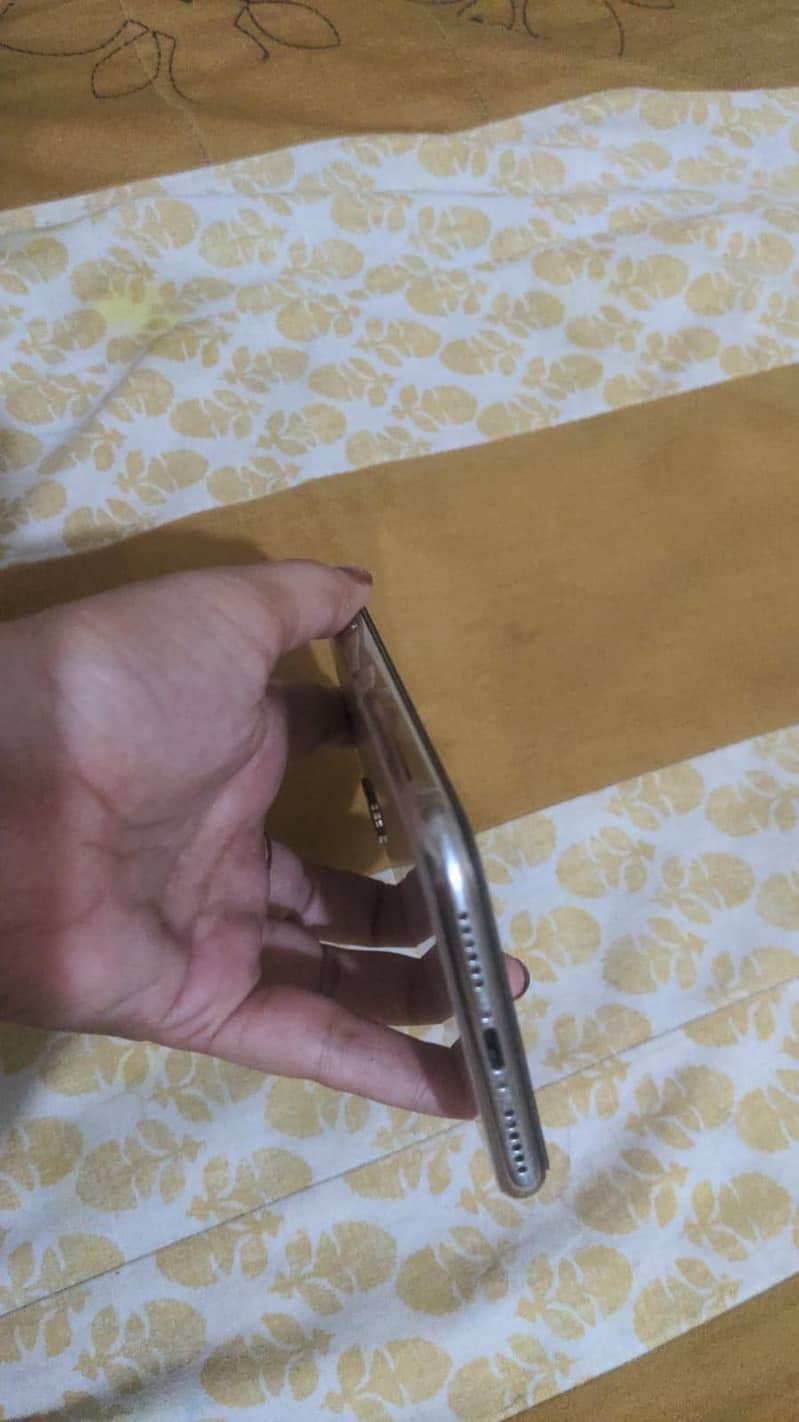 Apple iPhone X 4