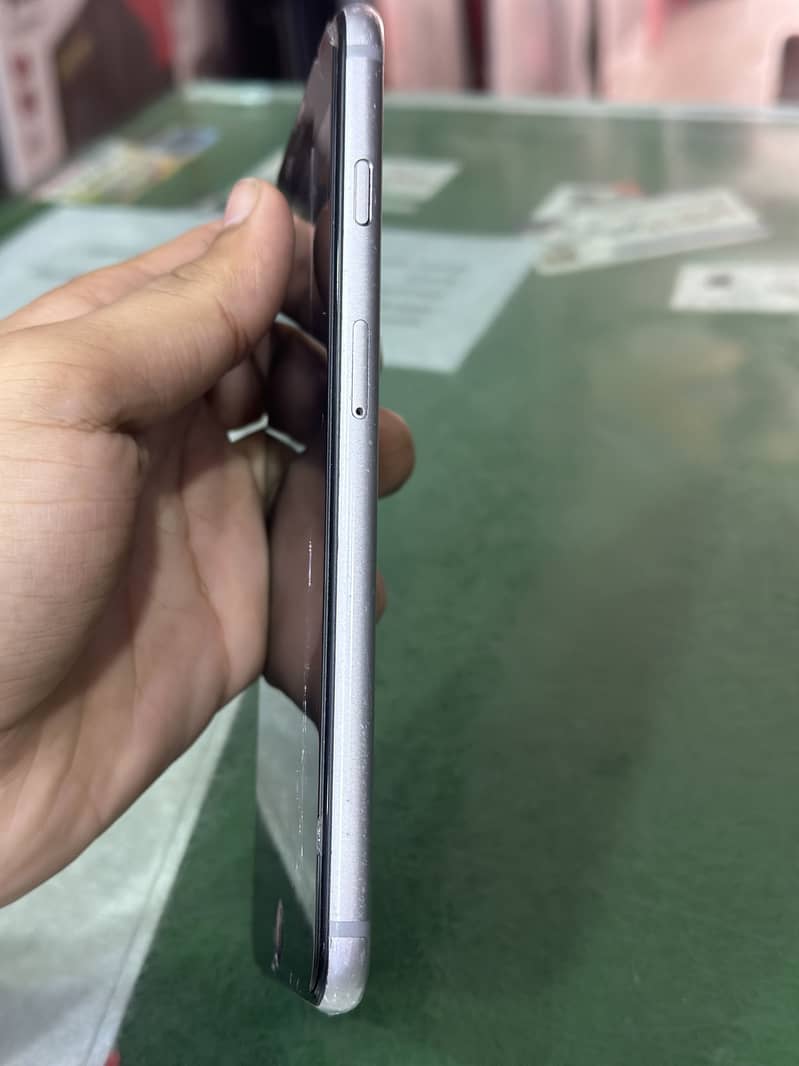 Apple iPhone 6S Plus 4