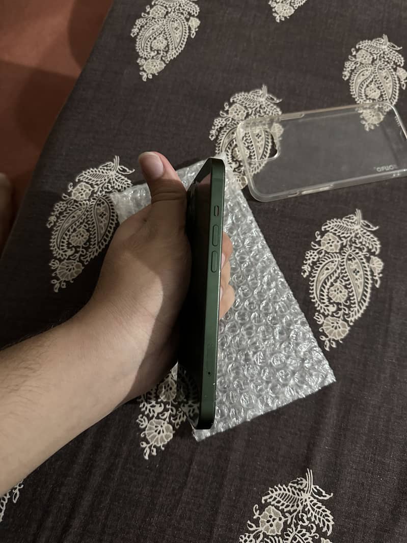 Apple iPhone 13 5