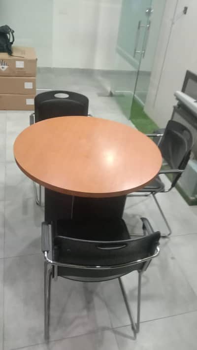 Round table with 3 charis in good condition