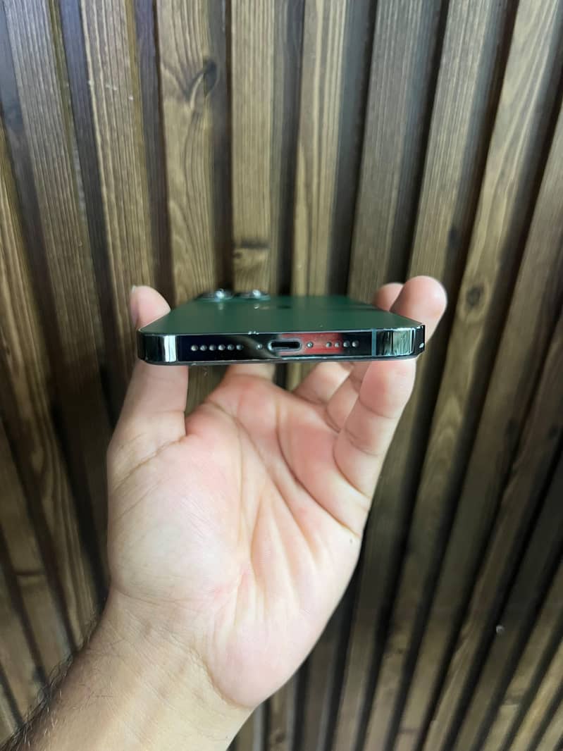 Apple iPhone 13 Pro Max 4