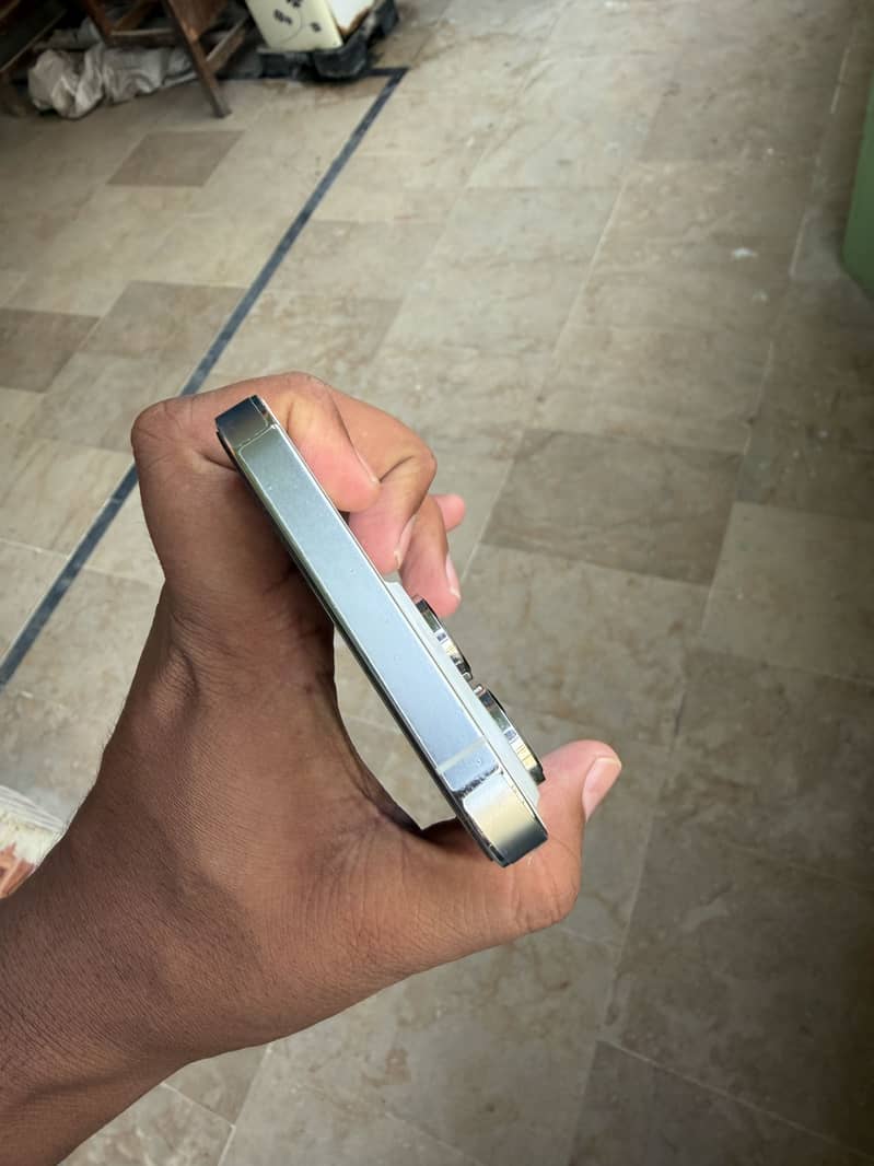 Apple iPhone 14 Pro Max 12