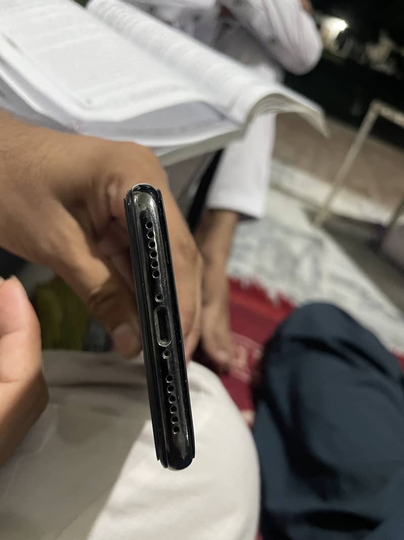 Apple iPhone X 4