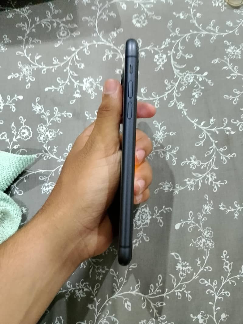 Apple iPhone 11 4