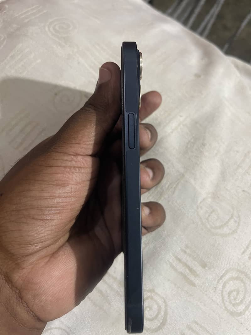 Apple iPhone 13 5