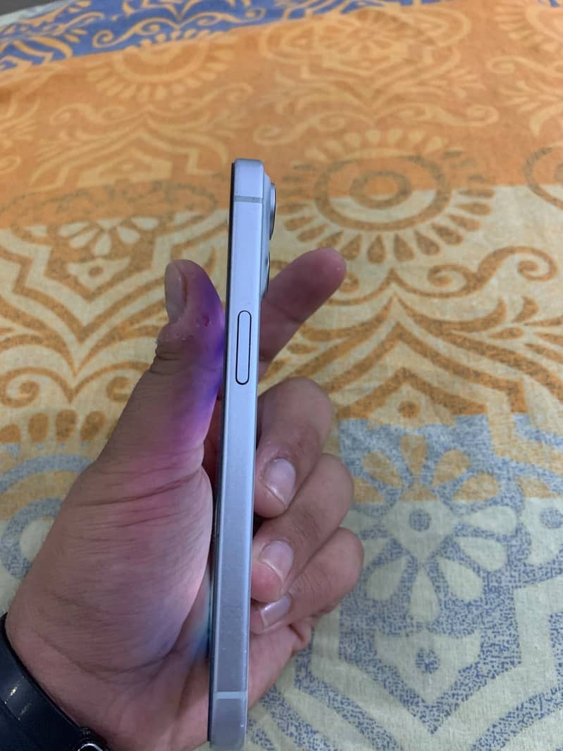 Apple iPhone 15 4