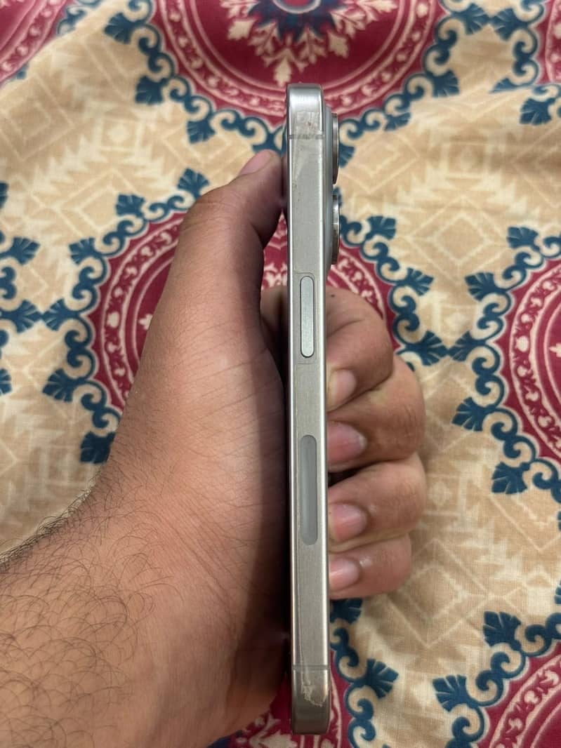 Apple iPhone 15 Pro 4