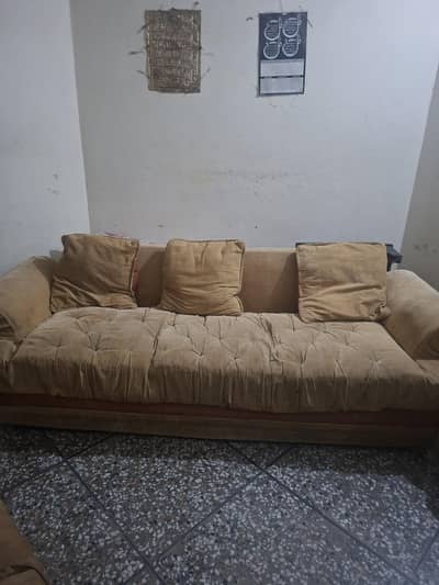 Sofa selling at reasonable price
