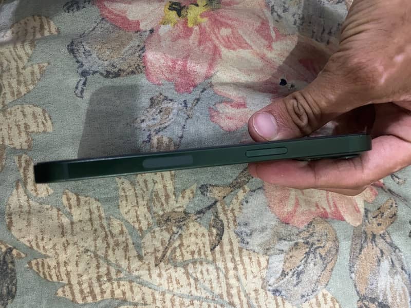 Apple iPhone 13 2