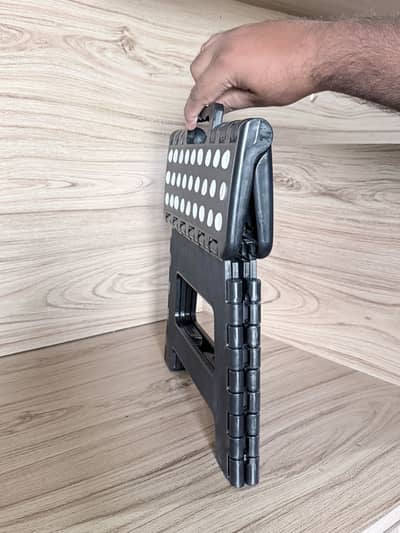 Foldable step stole