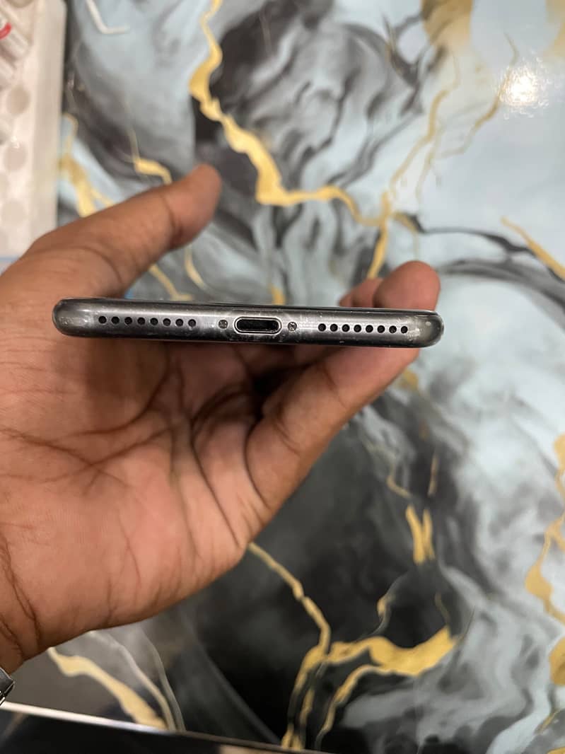 Apple iPhone 8 Plus 5