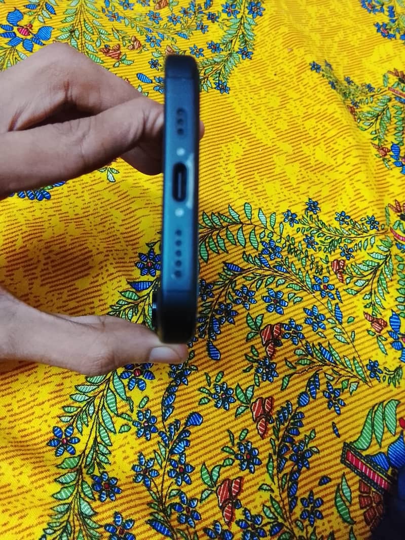Apple iPhone 16 4