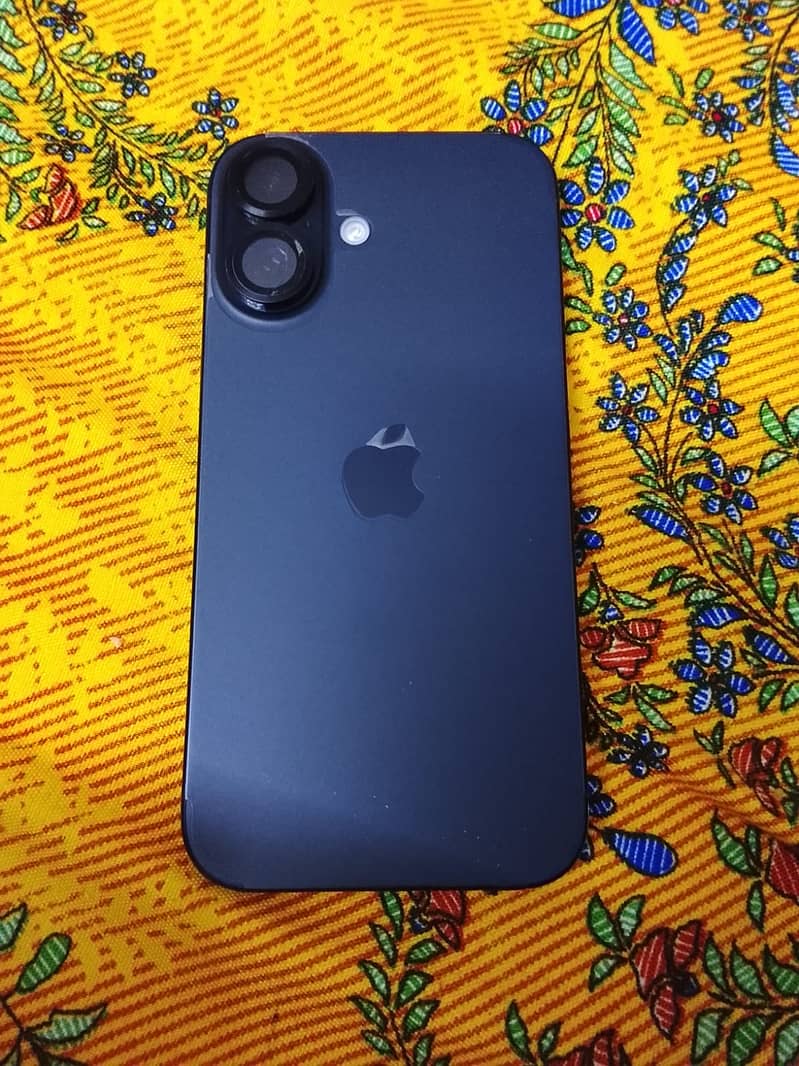 Apple iPhone 16 11