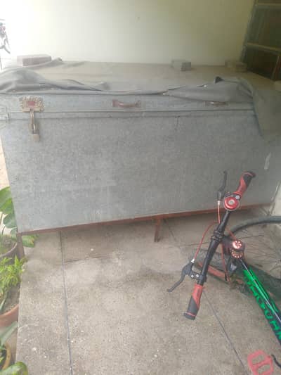 Trunk/ peti 3/6 ft in good condition with stand