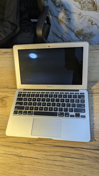 Apple MacBook Air A1465 | Core i5 | 4GB RAM | 256GB SSD