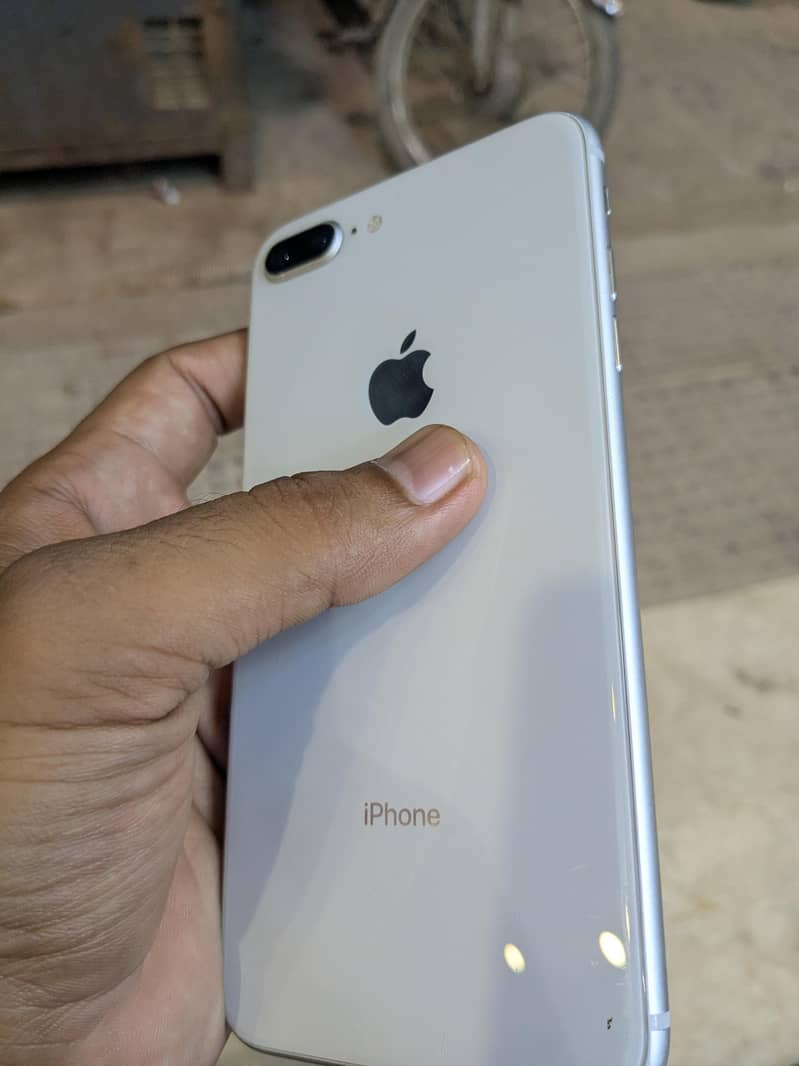 Apple iPhone 8 Plus 3